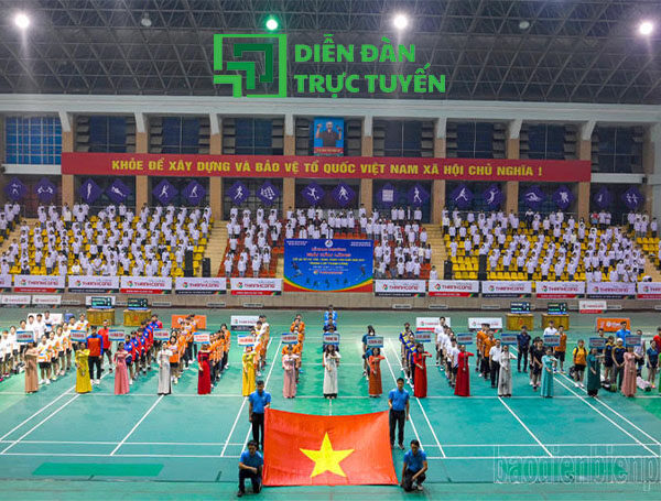 Toàn cảnh trên sân tại buổi lễ khai mạc giải tối ngày 11/4